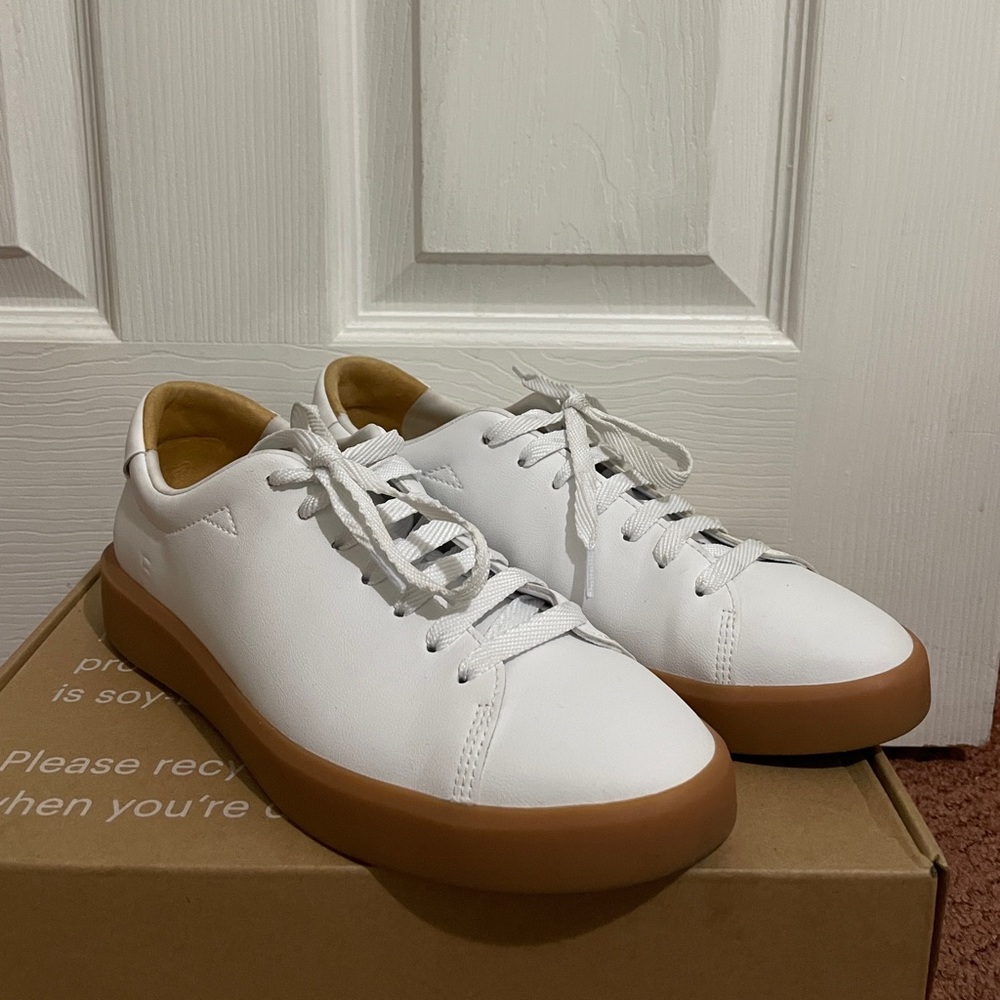 Like new white leather gum sole sneakers 
Og price: $110